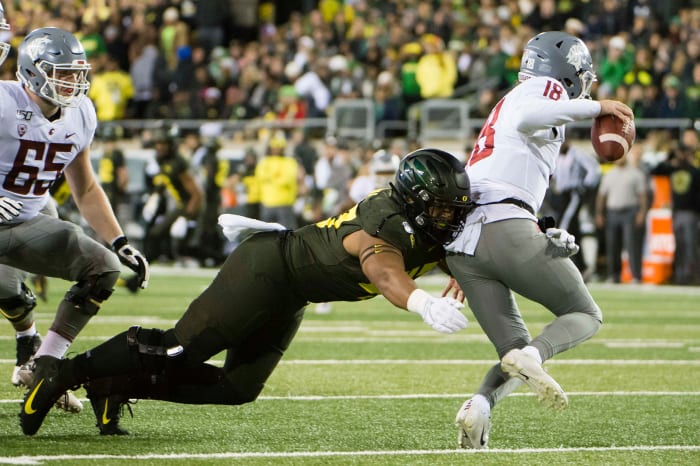 Mase Funa tackles quarterback Anthony Gordon (18) in a game against Washington State at Autzen Stadium on October 26, 2019. The Ducks would win 37-35 on a Camden Lewis field goal as time expired.
